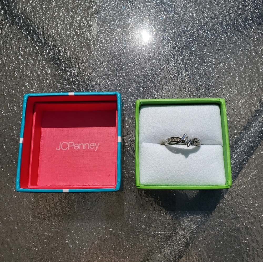 Ring - Size 7 - Picture 5 of 6